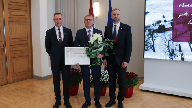 ministrs Atis Švinka un valsts sekretārs Andulis Židkovs sveic Ģirtu Ozolu