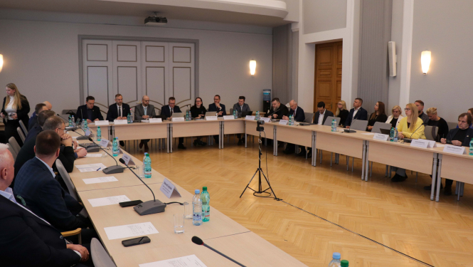 Ceļu satiksmes drošības padomes sēde notiek Satiksmes ministrijas Lielajā zēlē un attļeā ir kopskats ar visiem dalībniekiem,kas sēž šajā zālē