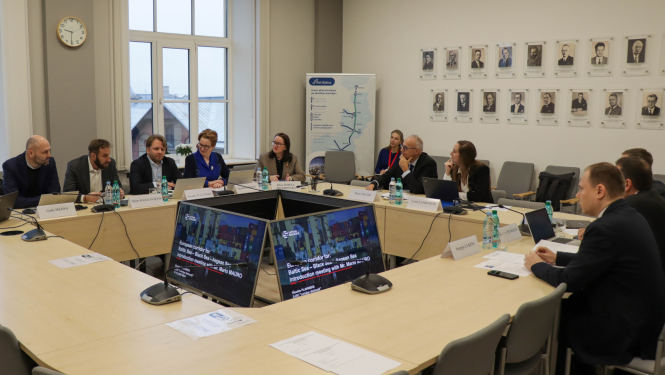 Mario Mauro diskutē ar Satiksmes ministrijas un citiem dalībniekiem