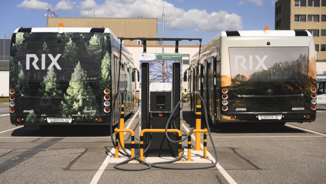 RIX Rīgas lidosta, kurā stāv divi pasažieru autobusi ar RIX zīmola apdruku