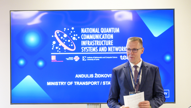Satiksmes ministrijas pārstāvis veic uzrunu projekta pasākumā