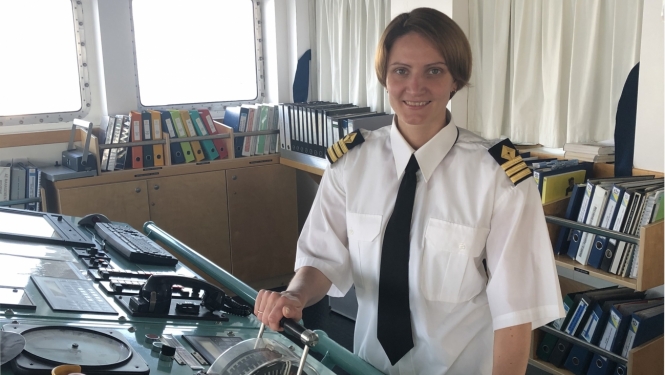 Anita Šķinuma pie kuģa stūres