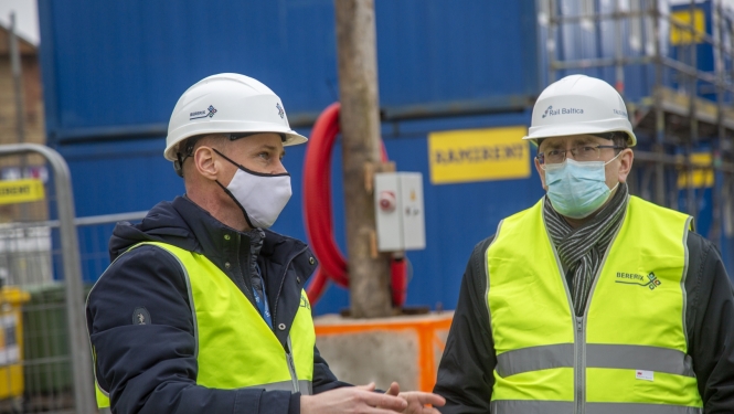 Satiksmes ministrs Tālis Linkaits aplūko Rail Baltica būvlaukumu
