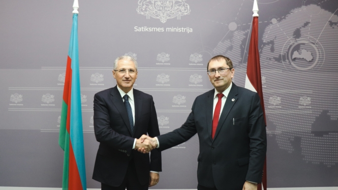 satiksmes ministrs Tālis Linkaits un Azerbaidžānas ekoloģijas un dabas resursu ministrs Mukhtars Babajevs  