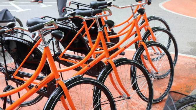 oranži velosipēdi Siguldas veloielas atklāšanas pasākumā
