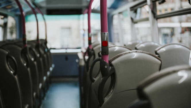 tukšas sēdvietas autobusā