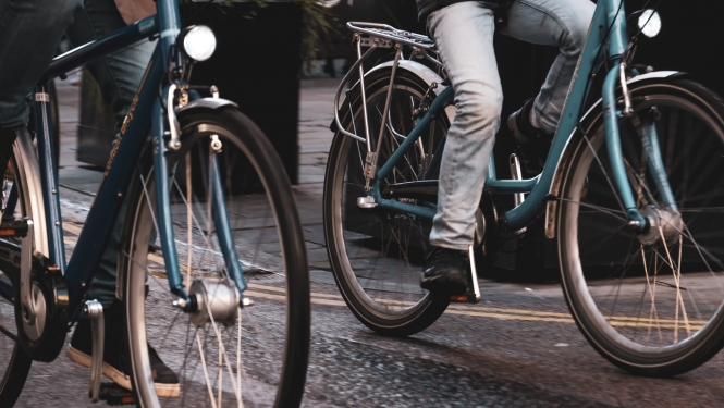 velosipēdisti ielās