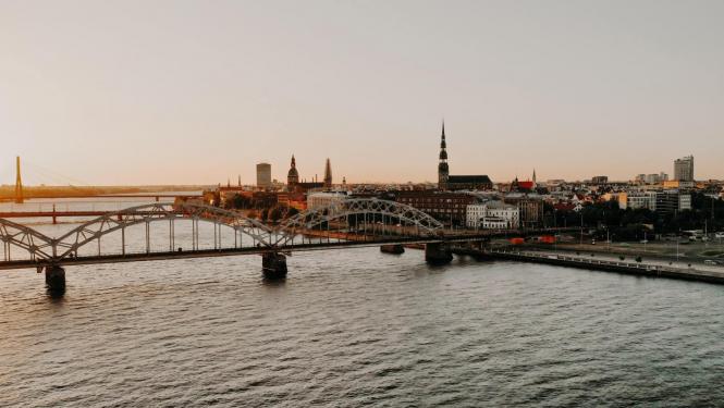 skats uz Vecrīgu, Daugavu un dzelzceļa tiltu