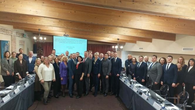 Kopbilde ar dalībniekiem, kuri Paņevežā pārrunā Latvijas un Lietuvas savienojamības jautājumus un starpvalstu mobilitātes attīstību