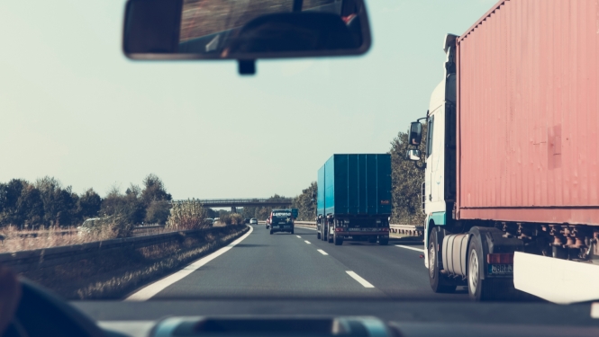 skats no auto salona uz kravas auto uz ceļa