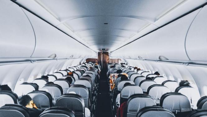 lidmašīnas salons ar pasažieru sēdvietām