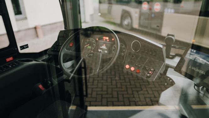 vadītāja vieta sabiedriskajā transportā, stikla atspulgs