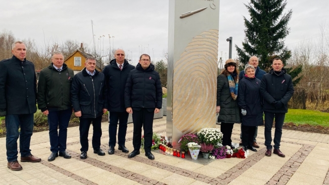 cilvēki pie Teodora Hermanovska pieminekļa