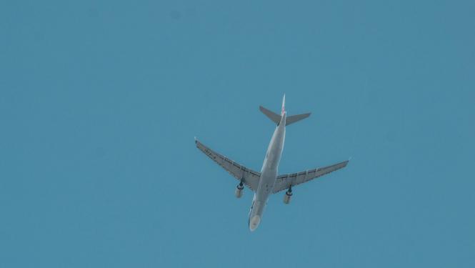 lidmašīna uz zilu debesu fona