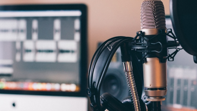 ilustratīvs attēls attēls ar radio ierakstu studiju