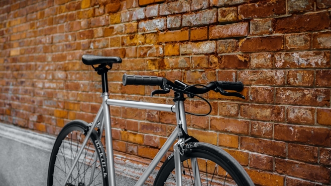pret ķieģeļu sienu atstutēts velosipēds