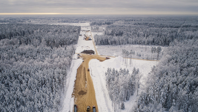 skats no putna lidojuma uz ceļa būvniecību