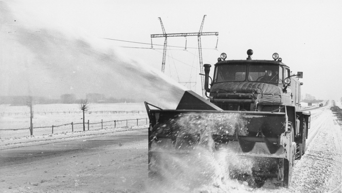 Sniega novākšana Rīgas pievārtes maģistrālēs ar sniega pūtēju, 1970. gadi. Foto no Latvijas Ceļu muzeja.