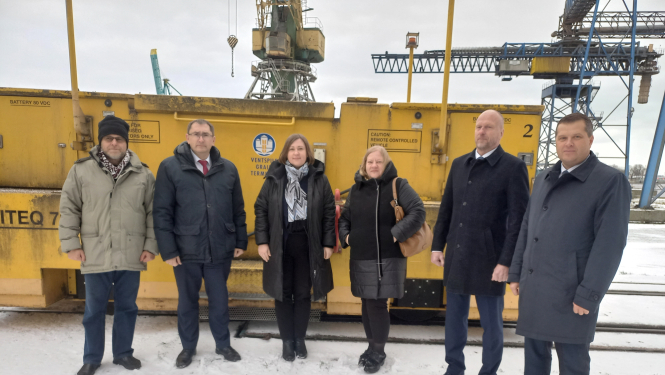 cilvēki pie dzeltenas lokomatīves