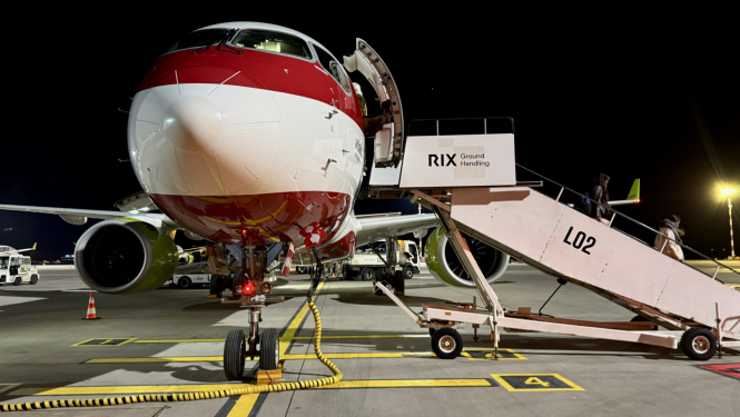 airBaltic lidmašīnas repratriāvijas reisam tuvplāns, Lidmašīna latvijas karoga krāsās