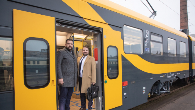 Satiksmes ministrs Jānis Vitenbergs un AS Pasažieru vilciens valdes priekšsēdētājs Rodžers Jānis Grigulis