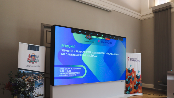 ekrāns un divi baneri