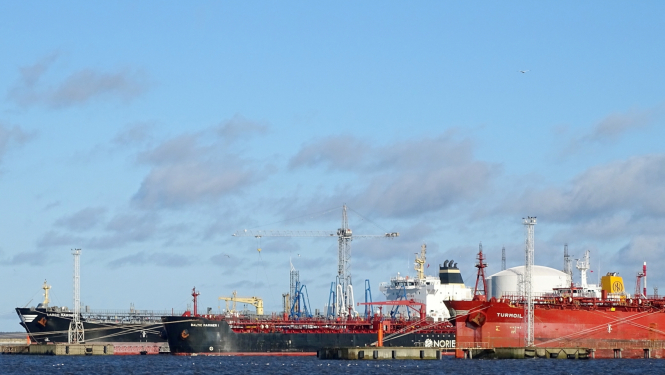 skats uz kuģiem ostā