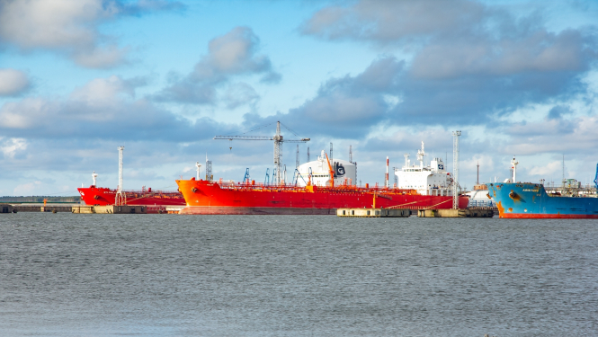 skats no ostas uz kuģiem jūrā