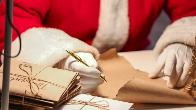 Salavecīša rokas raksta vēstuli. Tām priekšā rēgojas jau vairākas sarakstītas vēstules