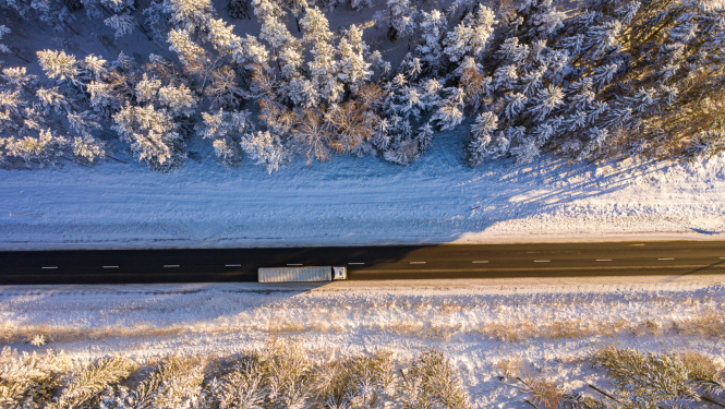 Skats no augšas uz kravas auto uz ceļu ziemā