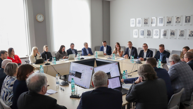 Latvijas Pašvaldību savienība un ministrs sēž pie apaļā galda un apspriežās