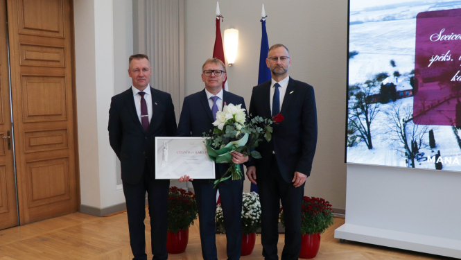 ministrs Atis Švinka un valsts sekretārs Andulis Židkovs sveic Ģirtu Ozolu