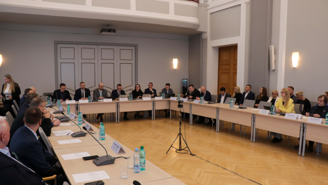 Ceļu satiksmes drošības padomes sēde notiek Satiksmes ministrijas Lielajā zēlē un attļeā ir kopskats ar visiem dalībniekiem,kas sēž šajā zālē