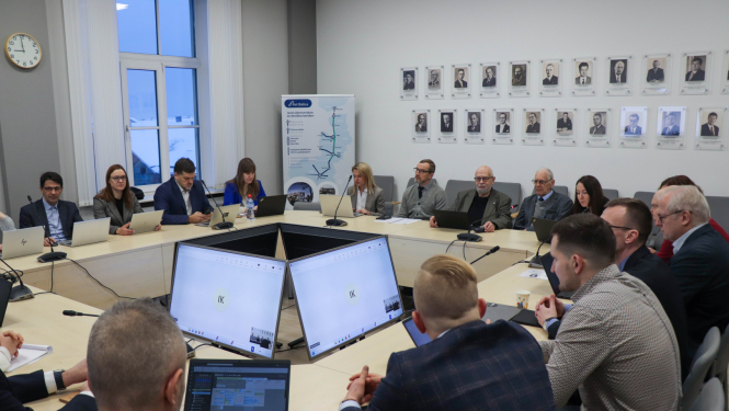 Sanāksme par pasākumu īstenošanai telefonkrāpniecības apkarošanai. Visi dalībnieki sēž pie apaļā galda