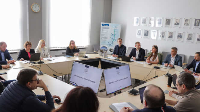 Kopbilde ar dalībniekiem, kuri piedalījās sēdē