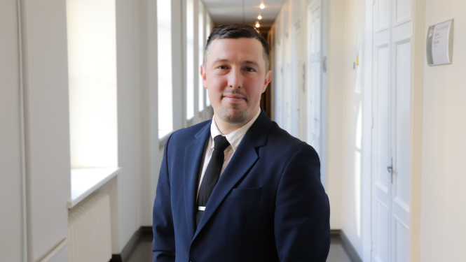 Kristaps Zaļais portrets satiksmes ministrijas telpās