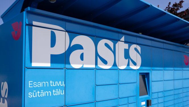 Latvijas Pasts pakomāts zilā krāsā