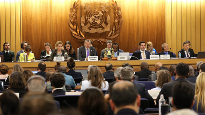 Foto ar IMO Jūras vides aizsardzības komitejas dalībniekiem