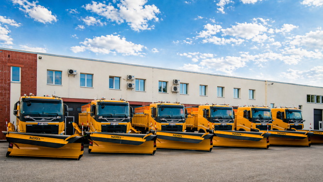 LAU infra grupas foto, kurā redzami sniega šķūrētāji