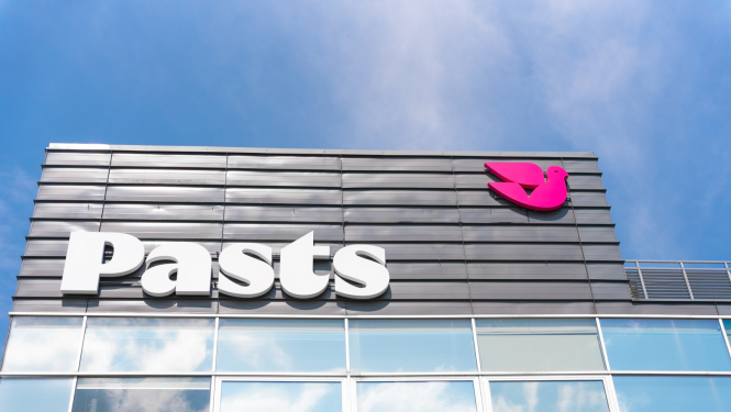 Latvijas Pasta ēka no ārpuses,kur redzamslogo uz ēkas sienas