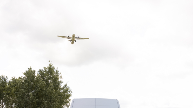 Latvijas pasts busiņš un lidmašīna debesīs