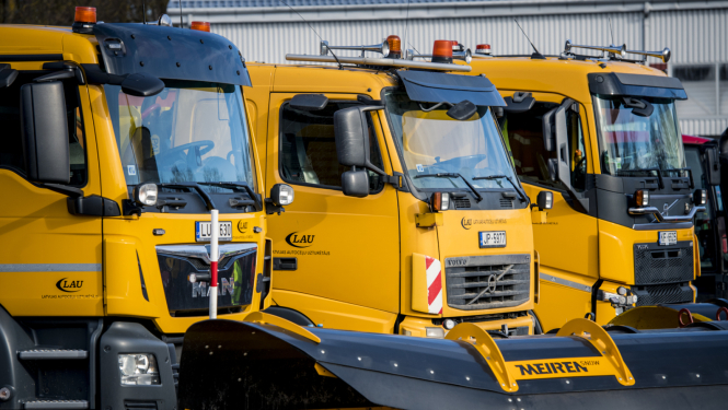 LAU publicitātes attēls, kurā redzami trīs dzeltenas krāsas traktori