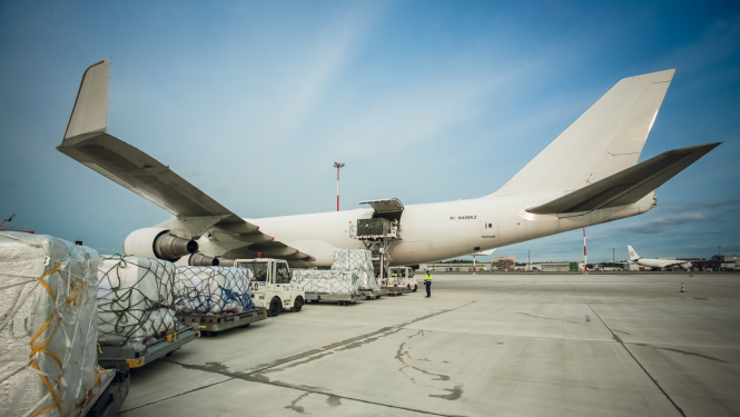 RIX Rīgas lidostā stāvoša lidmašīna