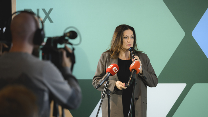 RIX Rīgas lidosta telpās tiek prezentāts plāns, prezentētāja stāv pie mediju mikrofoniem