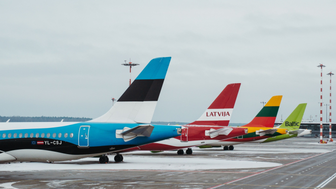 RIX Rīgas lidosta, kurā redzamas 4 lidmašīnu astes ar Baltijas valstu karogu apdruku un viena - airBaltic
