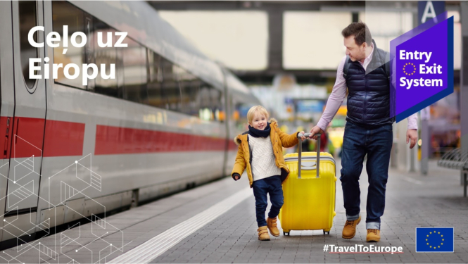 Tēvs ar dēlu ved lielu ceļojuma čemodānu dzelzceļa stacijā