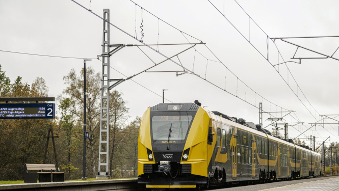 Vivi vilciens pieturvietā. Maršrutā Jelgava-Rīga