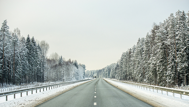 ceļa posms ziemā