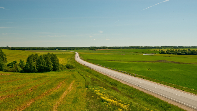 skats uz ceļu pavasarī
