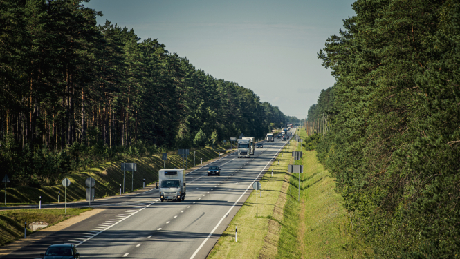ceļš, pa kuru brauc smagie auto